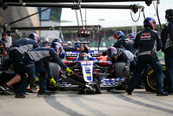 Daniil Kvyat, Scuderia Toro Rosso STR12 makes a pitstop