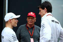 Valtteri Bottas, Mercedes AMG F1 with Niki Lauda, Mercedes Non-Executive Chairman and Toto Wolff, Me