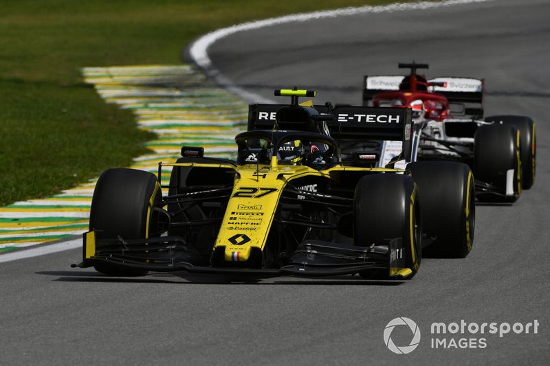 Нико Хюлькенберг, Renault Sport F1 Team R.S.19, и Кими Райкконен, Alfa Romeo Racing C38