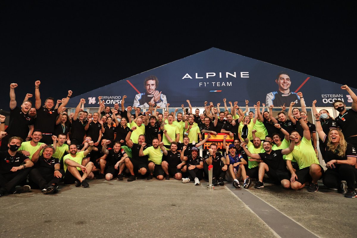 Fernando Alonso, Esteban Ocon, Alpine merayakan podium bersama tim