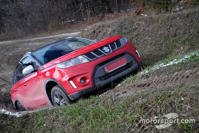 Усі повнопривідні Suzuki Vitara S оснащені системою допомоги при спуску. А от система запобігання відкату, є і на монопривідній версії.