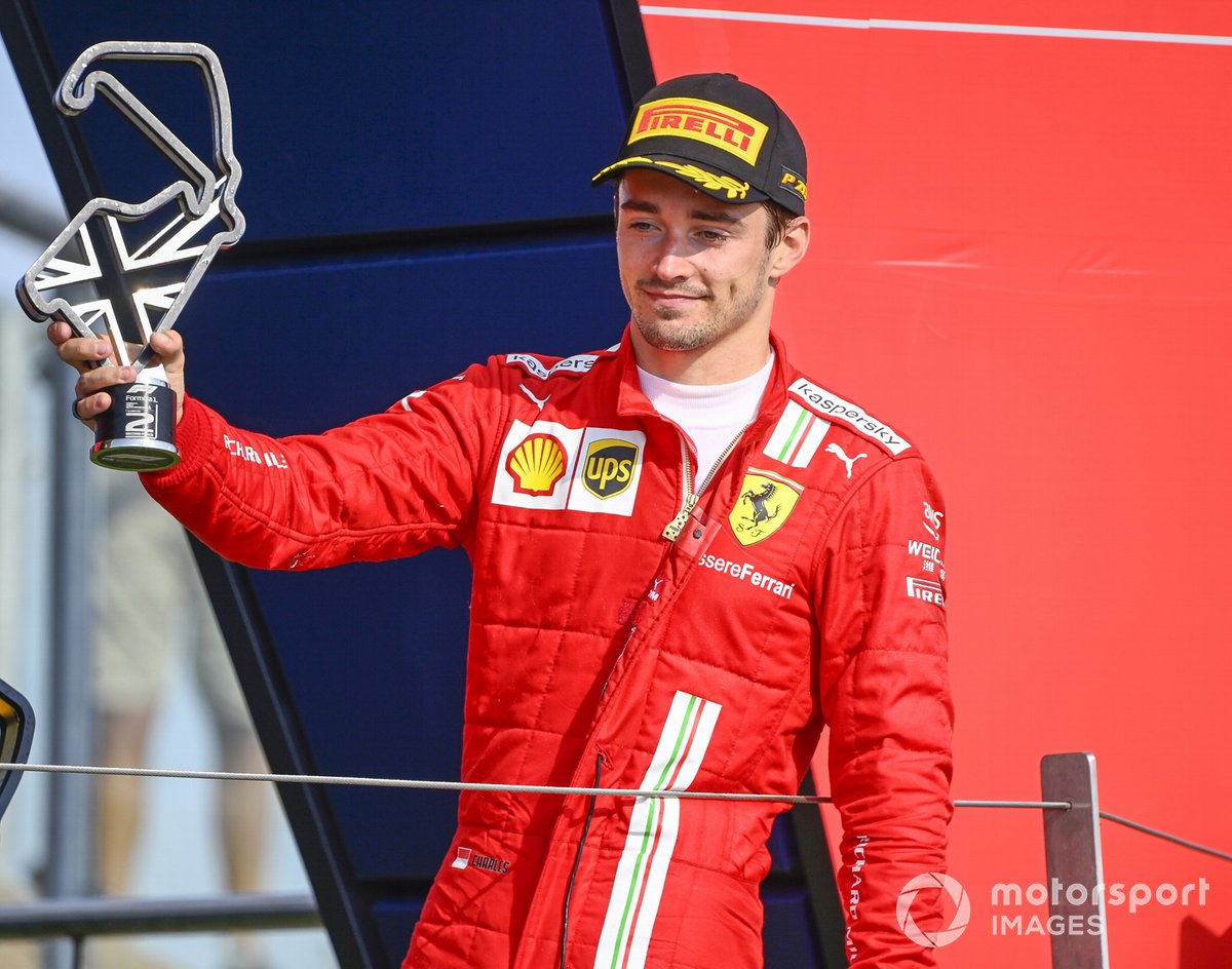 Runner-up F1 GP Inggris, Charles Leclerc, Ferrari, memamerkan trofinya.