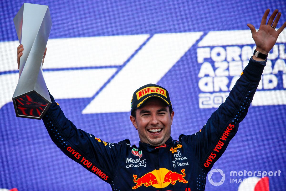 Sergio Perez, Red Bull Racing, merayakan sukses merebut podium utama GP Azerbaijan.