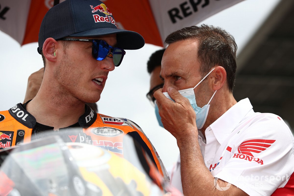 Alberto Puig, team manager de Honda, habla con Pol Espargaró