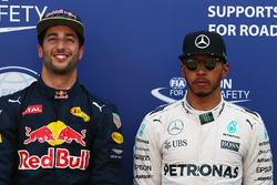 Poleman Daniel Ricciardo, Red Bull Racing, terzo qualificato Lewis Hamilton, Mercedes AMG F1 Team