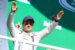 Felipe Massa, Williams FW40, podyumda taraftarlara el sallıyor