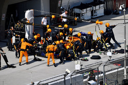 Stoffel Vandoorne, McLaren MCL33 pit stop