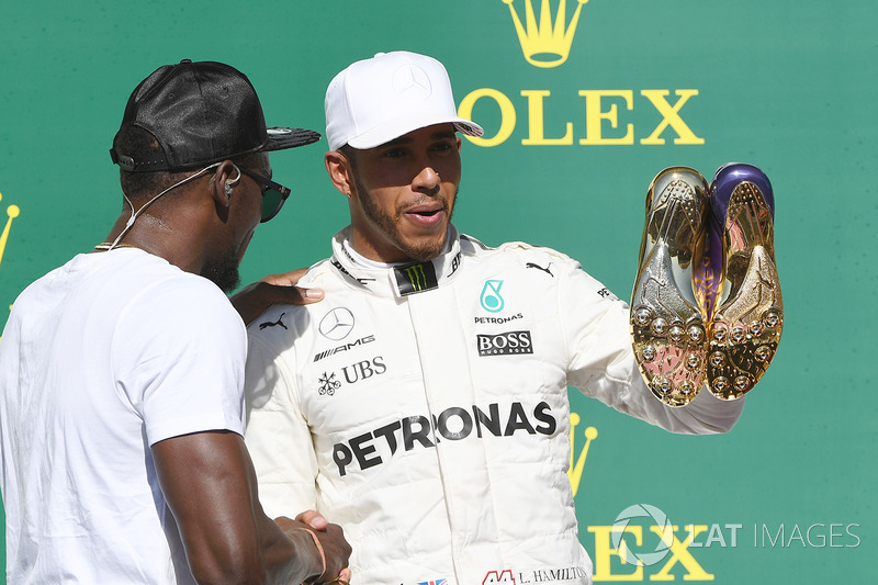Podio: ganador de la carrera Lewis Hamilton, Mercedes AMG F1 con Usain Bolt