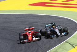 Sebastian Vettel, Ferrari SF70H; Lewis Hamilton, Mercedes AMG F1 W08