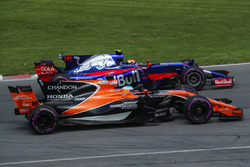 Fernando Alonso, McLaren MCL32 ve Carlos Sainz Jr., Scuderia Toro Rosso STR12
