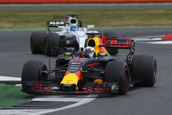 Daniel Ricciardo, Red Bull Racing RB13, Felipe Massa, Williams FW40