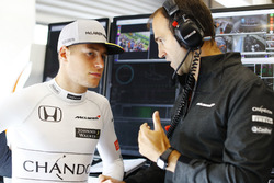 Stoffel Vandoorne, McLaren, spricht mit Ingenieur