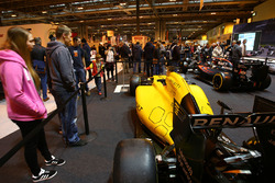 Een Renault bij de F1 Racing-stand
