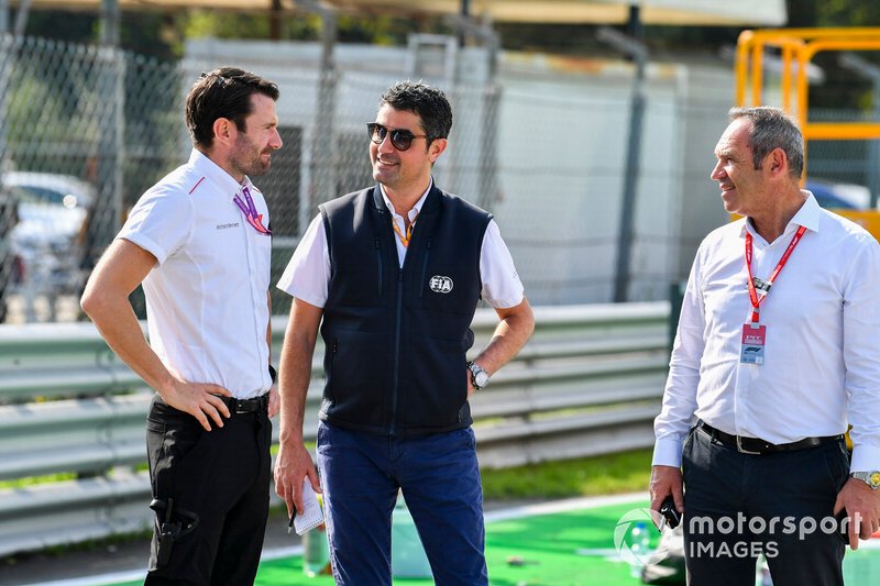 Le directeur de course Michael Masi fait un trackwalk