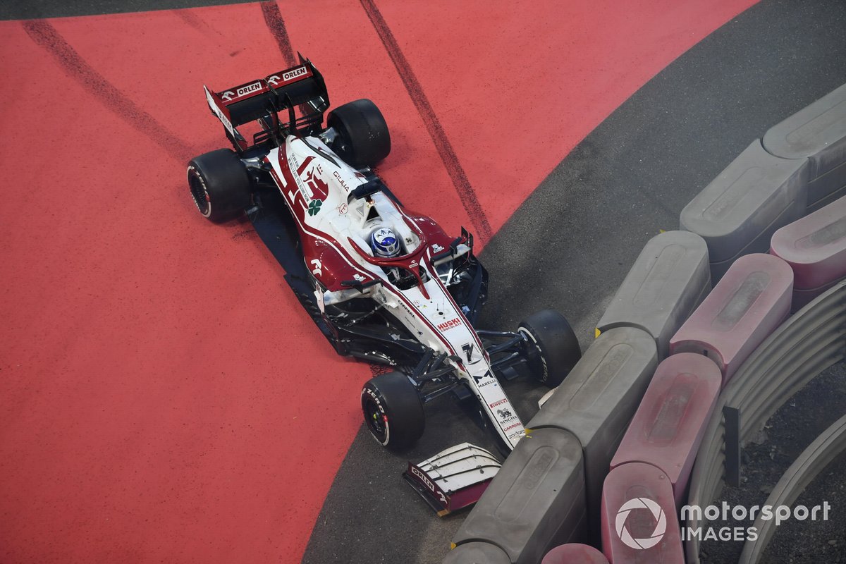 Kimi Raikkonen, Alfa Romeo Racing C41, mengalami spin dan berakhir di pembatas