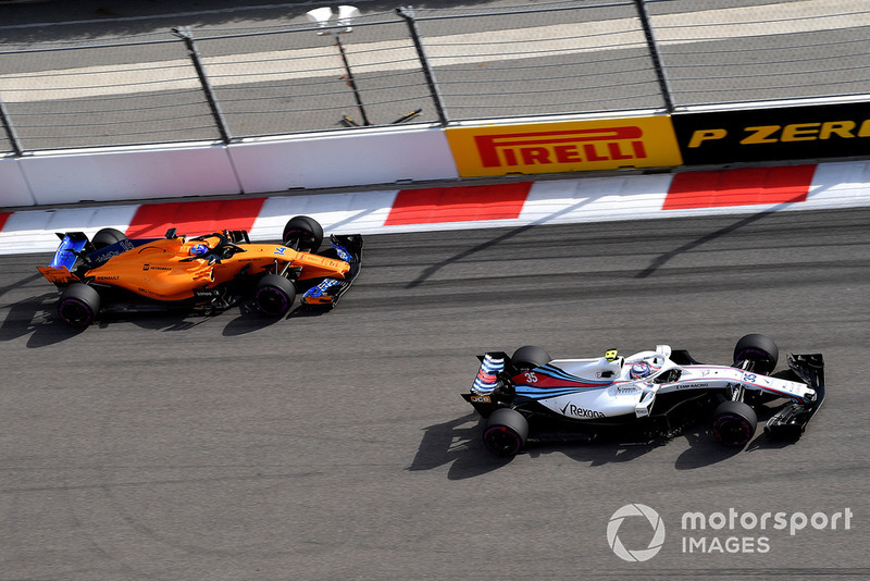 Sergey Sirotkin, Williams FW41 e Fernando Alonso, McLaren MCL33
