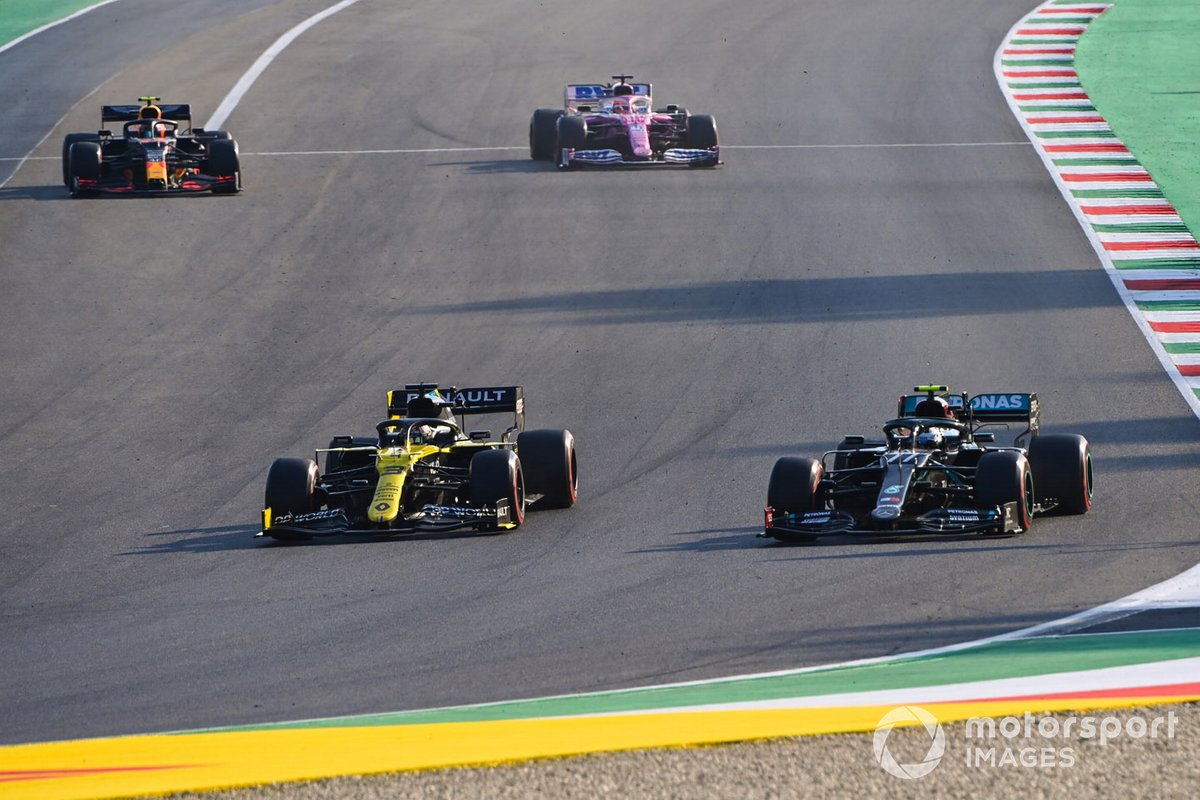 Daniel Ricciardo, Renault F1 Team R.S.20, à la lutte avec Valtteri Bottas, Mercedes F1 W11, devant Alex Albon, Red Bull Racing RB16, et Sergio Perez, Racing Point RP20