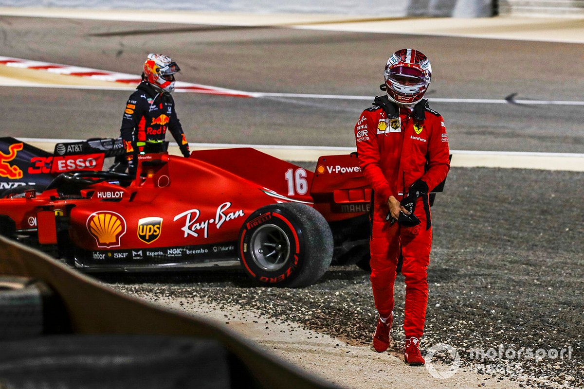 Max Verstappen, Red Bull Racing, dan Charles Leclerc, Ferrari, berjalan setelah insiden