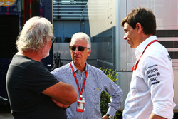 Flavio Briatore, met Piero Ferrari, vicevoorzitter Ferrari en Toto Wolff, teambaas Mercedes AMG F1