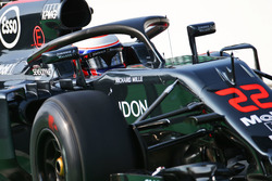 Jenson Button, McLaren MP4-31, met de halo cockpitbescherming