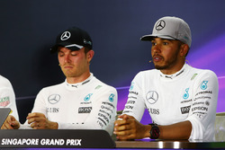 Lewis Hamilton, Mercedes AMG F1 en Nico Rosberg, Mercedes AMG F1 in de persconferentie