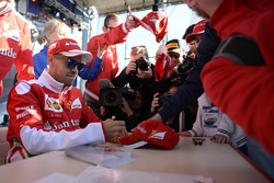 Sebastian Vettel gibt Autogramme