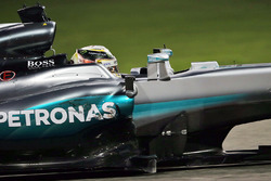 Lewis Hamilton, Mercedes AMG F1 W07 Hybrid, mit defekten Unterboden