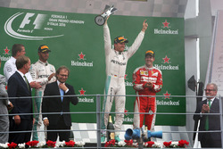 Podium (L naar R): tweede plaats Lewis Hamilton, Mercedes AMG F1; Racewinnaar Nico Rosberg, Mercedes