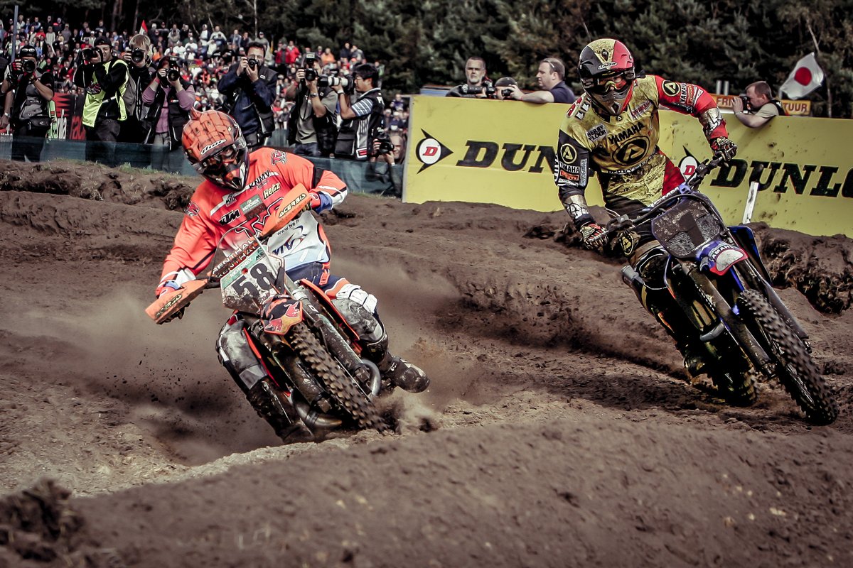 Marc de Reuver, Champ KTM, haalt Stefan Everts in tijdens de Motocross of Nations in Lierop 2004.