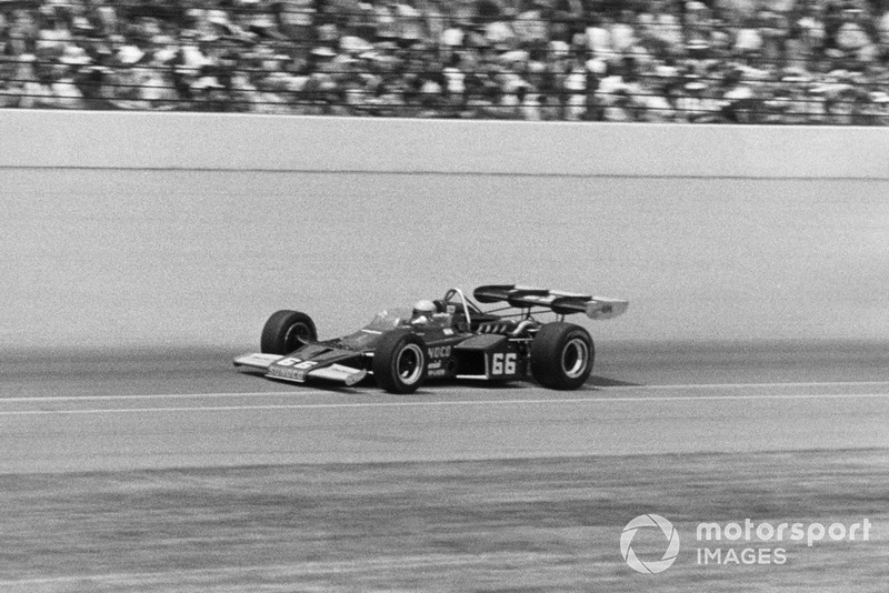 Mark Donohue, McLaren M16B-Offenhauser, camino de ganar las 500 Millas de Indianápolis en 1972