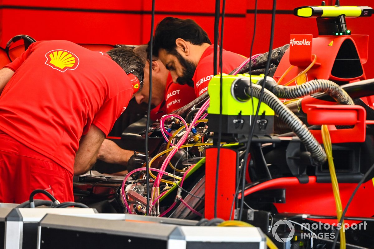 Сотрудники Ferrari работают над болидом SF1000