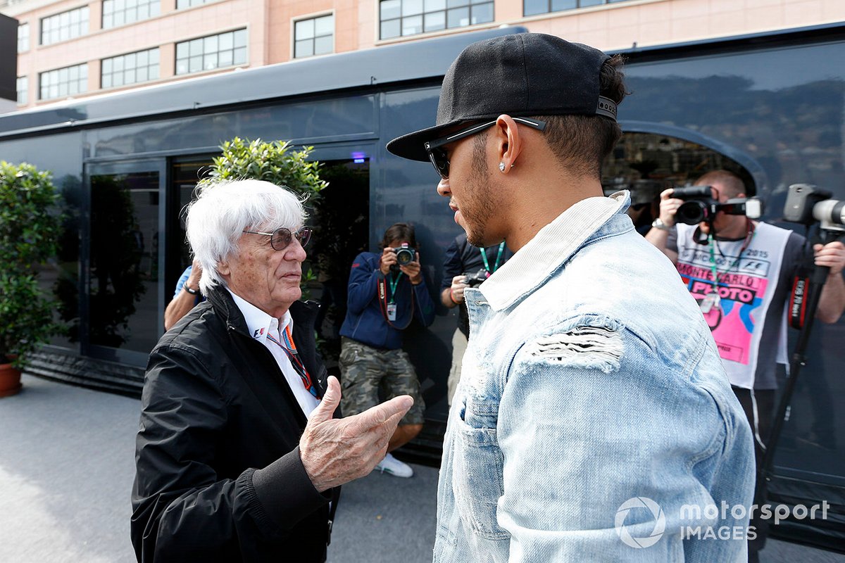 Bernie Ecclestone, mantan CEO and presiden Formula One Group, bersama pembalap Mercedes Lewis Hamilton dalam sebuah kesempatan.