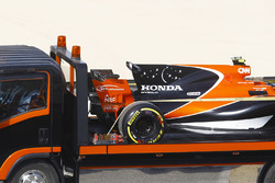La monoposto di Stoffel Vandoorne, McLaren MCL32, viene riportata al box