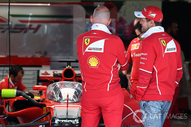 Sebastian Vettel, Ferrari, am Ferrari SF70H mit Cockpitschutz Shield