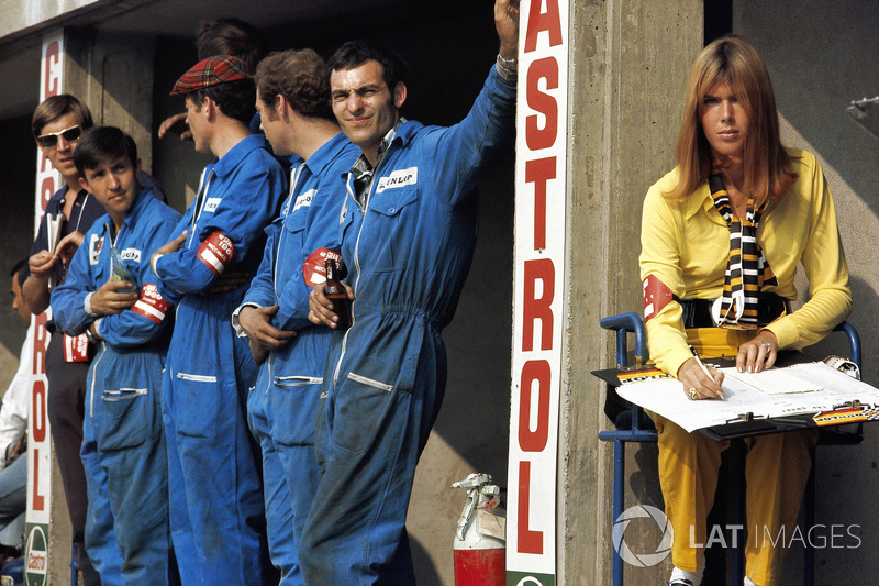 Marta mekanikerleri ve Jackie Stewart'ın eşi Helen