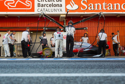 Romain Grosjean, Haas F1 Team VF-16 practices a pit stop