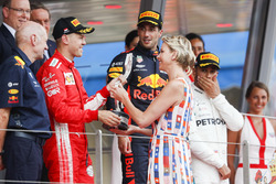 Il secondo classificato Sebastian Vettel, Ferrari, riceve il suo trofeo dalla Principessa Charlene di Monaco