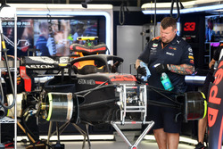 El coche de Max Verstappen, Red Bull Racing RB14 en el garaje durante la Calificación