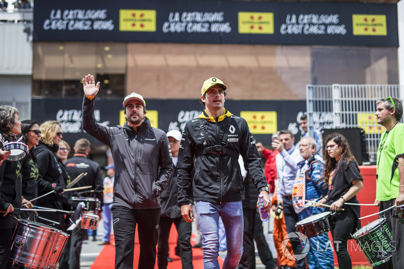 Fernando Alonso, McLaren y Carlos Sainz Jr., Renault Sport F1 Team en el desfile de pilotos