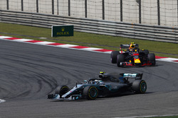 Valtteri Bottas, Mercedes AMG F1 W09, Max Verstappen, Red Bull Racing RB14 Tag Heuer