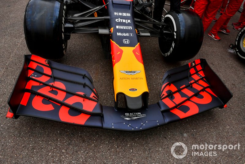 Red Bull RB15: il muso ha un nasino senza il foro