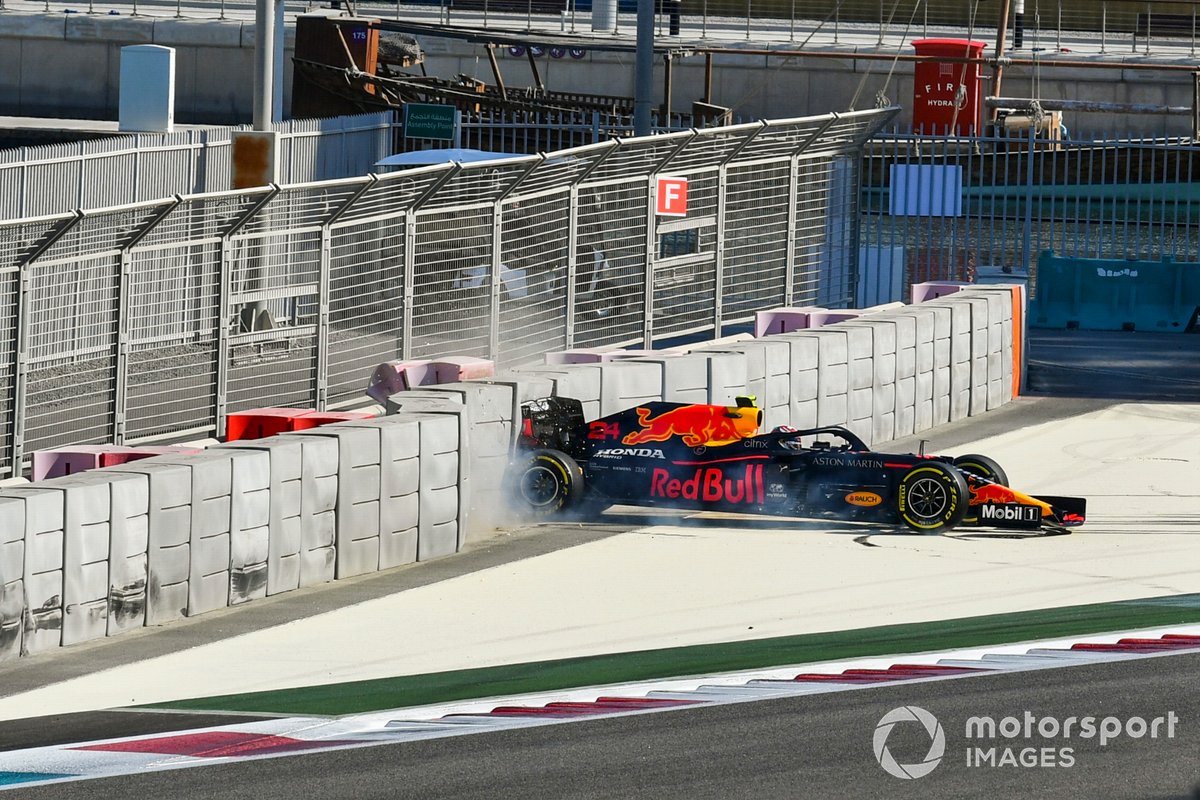 Sebastien Buemi, Red Bull Racing RB16 crashing into the barrier