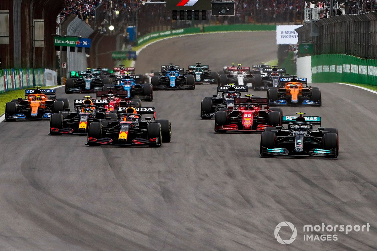 Valtteri Bottas, Mercedes W12, conduce Max Verstappen, Red Bull Racing RB16B alla partenza