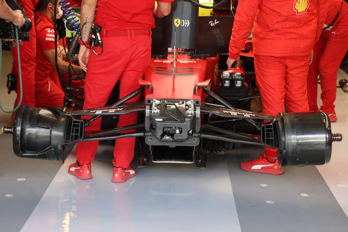 Dettaglio dei cestelli anteriori della Ferrari SF21: aperti a destra e chiusi a sinistra