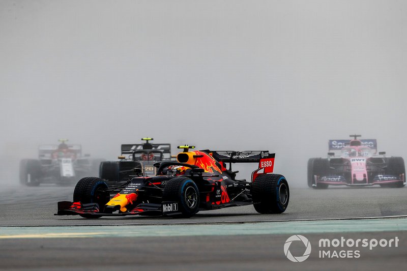 Pierre Gasly, Red Bull Racing RB15, devant Kevin Magnussen, Haas F1 Team VF-19, et Sergio Perez, Racing Point RP19