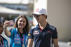 Pierre Gasly, Scuderia Toro Rosso fanlarla selfie