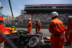 Görevliler, Max Verstappen'in, Red Bull Racing RB14 aracını kaldırıyor
