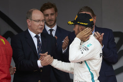 Monaco Prensi Albert ve Lewis Hamilton, Mercedes AMG F1, podyumda