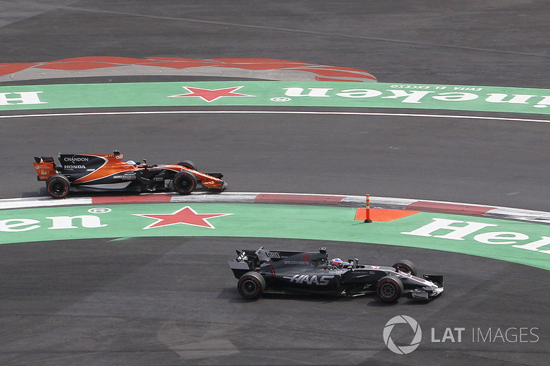 Fernando Alonso, McLaren MCL32 and Romain Grosjean, Haas F1 Team VF-17 battle