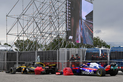 Nico Hulkenberg, Renault Sport F1 Team R.S. 18 ve Pierre Gasly'nin, Scuderia Toro Rosso STR13 yarış dışı kalan araçları